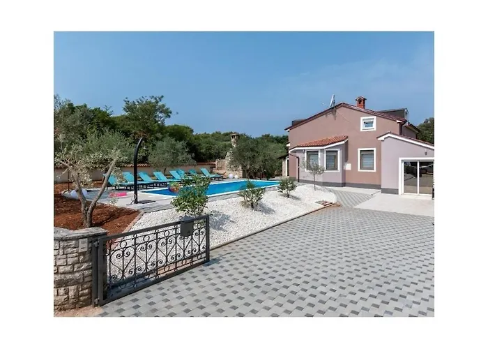 In With Swimming Pool Villa Pula