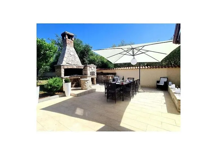 Villa In With Swimming Pool Pula