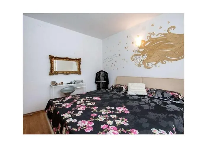 In With Swimming Pool Vila *